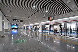 Quai de la ligne à l'aéroport.