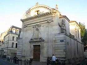 La paroisse orthodoxe Saint-Joseph. Un bâtiment en pierre entouré par des bâtiments d'habitation.