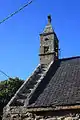 La chapelle Sainte-Brigitte : escalier de toit et clocher.