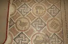 Vue de détails d'une mosaïque avec des oiseaux et des motifs géométriques