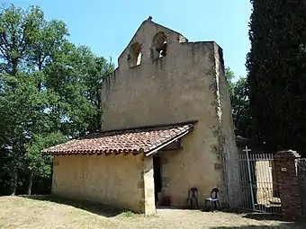 Le clocher-mur et le porche.