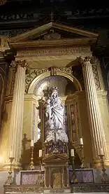 Statue de Notre Dame des Victoires.