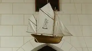 Chapelle de la Trinité : ex-voto suspendu dans la nef.