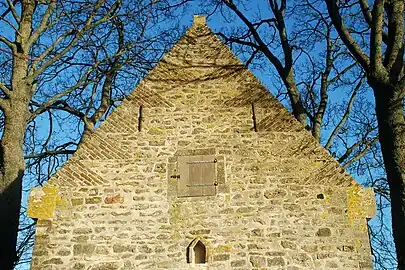 Le pignon à épis de la chapelle du Chêneau (Chapelle Notre-Dame des Affligés de Longueville).