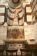 Chapelle latérale dédiée à saint Pierre dans l'église supérieure de la basilique Notre-Dame de la Garde à Marseille.