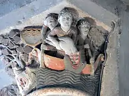 Jonas avalé par le grand poisson.Chapiteau du XIIe&nbsp;siècle de la nef de l'abbatiale de Mozac