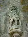 Église Saint-Rémi, sculpture sur le contrefort de la façade.