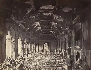 Ruines de la salle d'audience du Conseil d'État au Palais d'Orsay à Paris, incendié sous la Commune, 23 mai 1871. Tirage à l'albumin argentique à partir d'un négatif sur verre.