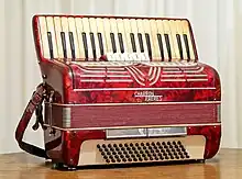 Un accordéon rouge