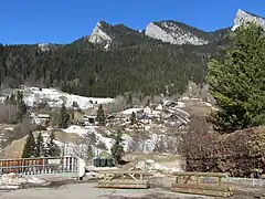 Vue sur quelques chalets et le Grand Som.