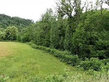 La vallée du Chat Cros à Évaux-les-Bains au pont de la RD 915, à 150&nbsp;mètres de sa confluence avec la Tardes.