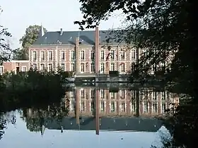 Façade du château du Jard à Voisenon.