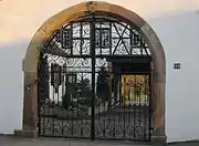 Portail latéral de la cour du château.