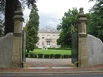 Le château et son entrée.