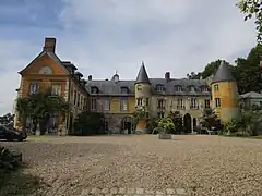 Façade est du château de Vaux-sur-Seine.