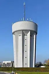 Château d'eau avec des contreforts extérieurs à Mondeville (Calvados), France.