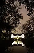 De nuit.