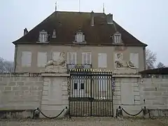 Château de Menthon : Ce château élevé au XVIIIe&nbsp;siècle par la famille Richardot contient de nombreux décors créés par le sculpteur Attiret. Il est classé monument historique