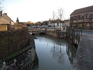 Douves et vanne au départ de l'ancien lit du Loing,Boulevard de la République.