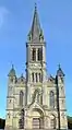 Clocher et portail de l'église.
