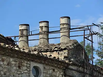 Cheminées du four avec commandes de fermeture.