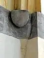 Nef, cul-de-lampe armorié martelé.