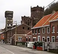 Belles-fleurs du charbonage du Hasard à Cheratte : à droite, puits no&nbsp;1 en briques de style néomédiéval et à gauche puits no&nbsp;3 en béton.