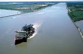 Le canal vu depuis son extrémité orientale, avec le :pont de Reedy Point&nbsp;(en) au second plan