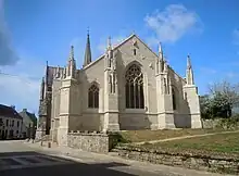 Chevet plat, épaulé de quatre contreforts couronnés de nombreux pinacles. Au milieu, une grande baie. Sur les côtés, deux petites baies.