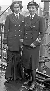 Officier en second Kalyani Sen et Officier en chef Margaret Cooper, Women’s Royal Indian Naval Service (WRINS), 3 juin 1945.