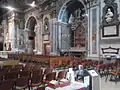 Intérieur de l'église, côté droit.