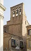 Le clocher-mur de l'église.