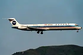 B-2138, l'appareil impliqué dans l'accident, ici en approche finale à l'aéroport international de Hong Kong en 1998.