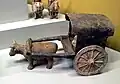 Chariot (funéraire ?) tiré par un bœuf.