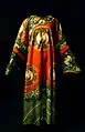Qipao semiformelle à manches longues. Dynastie Qing XIXe&nbsp;siècle. Broderie de soie et fils de métal "enveloppés". Dallas Museum of Art.