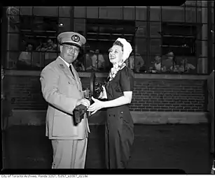 June Pattison, surnommée Miss Inglis, remet le cent millième fusil-mitrailleur Bren au général Kiang de la république de Chine, août 1943.