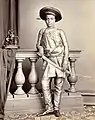 Portrait du fils de H.H. Chunnasee Rajoonath Pant (portant des churidars). 1860.  Oriental and India Office Collection, British Library.