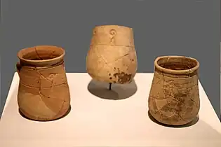 Trois chopes-mesures avec crosse d'évêque.