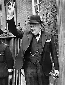 Photographie en noir et blanc de Winston Churchill faisant le « V » de la « Victoire »