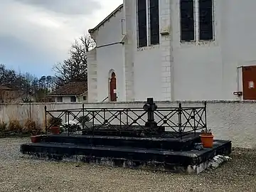 Tombe du marquis de Cornulier, de son épouse. Sont également inhumés à cet endroit leur petite-fille Yvonne de Lonjon (15 mai 1858 - 3 septembre 1943), son mari Charles Maurice, vicomte de Laurens Castelet, (30 octobre 1850 - 20 décembre 1920), le fils du couple le comte Joseph de Laurens Castelet, (13 décembre 1882 - 18 juin 1935) + le comte François de Laurens Castelet (1943-2019)