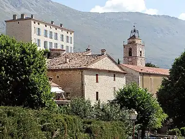 Le château reconstruit au XVIIe&nbsp;siècle dominant l'église et le village.