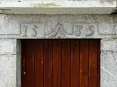 Linteau de porte daté de 1589 dans le village.