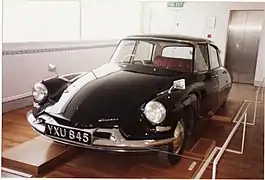 Une DS 19 noire exposée dans un musée.