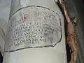 L'inscription de 1694 et le Christ en croix.