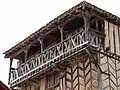 Galerie de la maison à pans de bois.