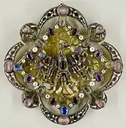 Fermail-reliquaire à l'aigle (XIVe&nbsp;siècle), musée de Cluny, Paris.