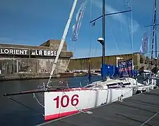 Vu de l'avant, bateau blanc, amarré au ponton.