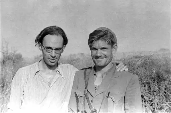 Claud Cockburn&nbsp;(en), avec lequel Ross a eu un enfant, Sarah Caudwell. Cockburn quitta Ross et leur fille en août 1939, trois mois après sa naissanceParker 2004. .