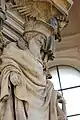 Vue de la statue de profil.