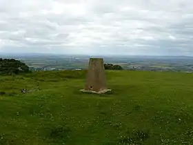 Vue de la borne géodésique près du sommet de Cleeve Hill.